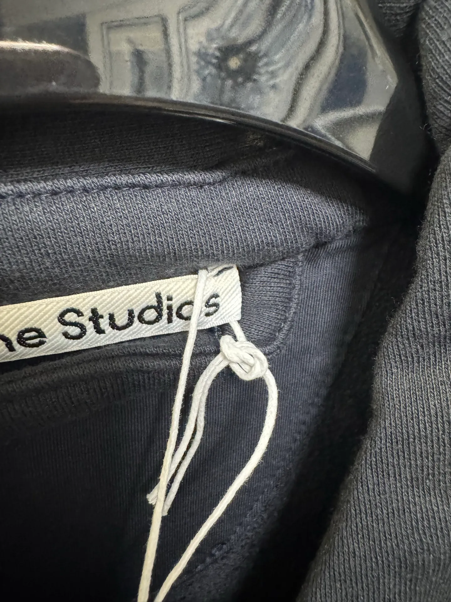 [Premium Replica] Acne 26FW Lapel Full-Zip Retro Washed Jacket (Black) Selected high-gram heavyweight ring-spun pure cotton large terry fabric, composed of 89 cotton and 11 linen. Consistent with the original version. After multiple enzyme stone grinding pre-washing and shaping, the cloth surface has a slightly distressed and brushed texture. It feels soft and waxy but not stiff, and it is not easy to pill or deform after long-term wear. Size：s/m/l/xl